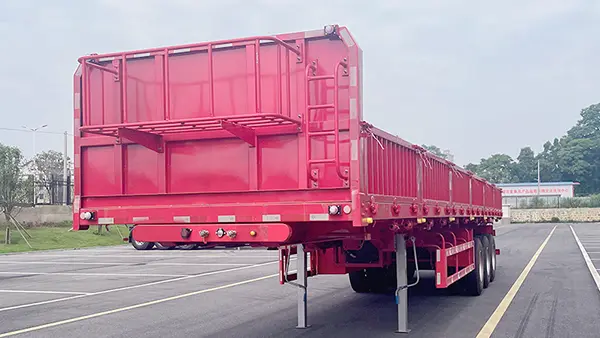 De zijwaarts achteruitrijdende lichte dumptrailer verhoogt de efficiëntie van het lossen van bulkgoederen